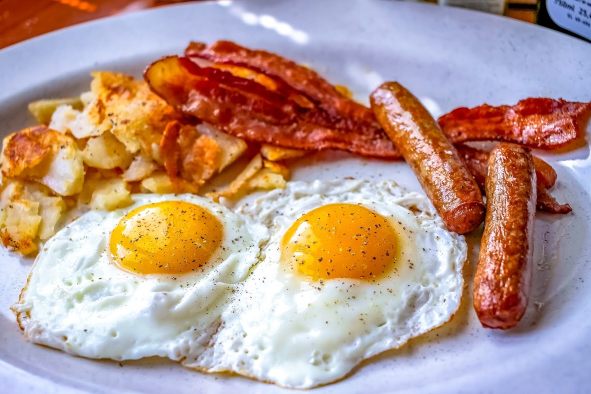 Eggs with bacon, sausages and potatoes